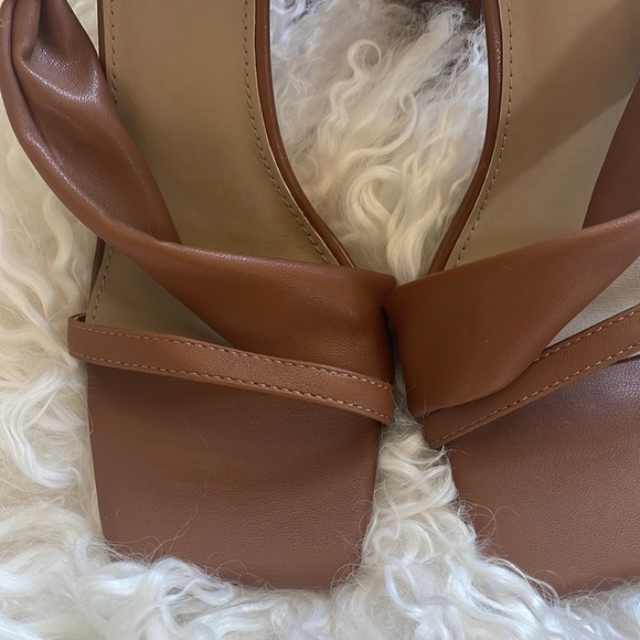Camel colored squat toed heels - Picture 2 of 5